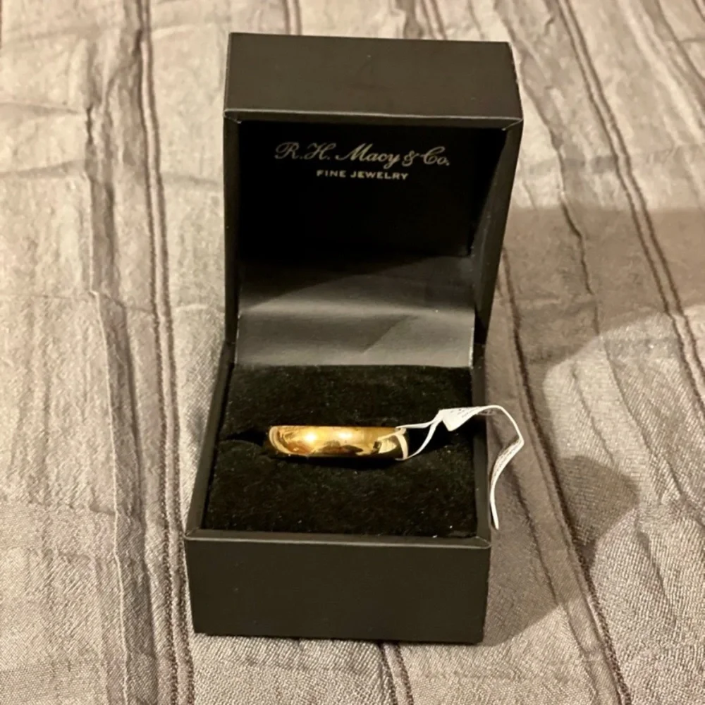Wo/Men’s wedding band 18k gold plated sterling silver.  Ring size 4, 8 New inbox